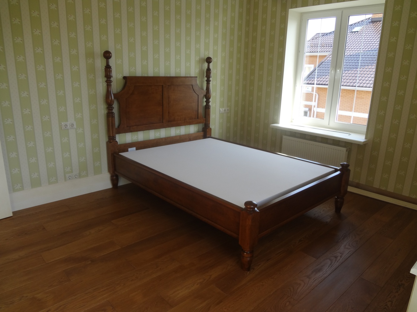 кровать для классической спальни